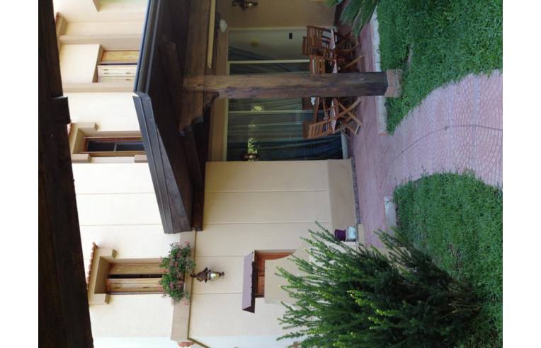 Privato vende villetta a schiera, graziosa villetta annunci ... Bagno con vetrata su giardino