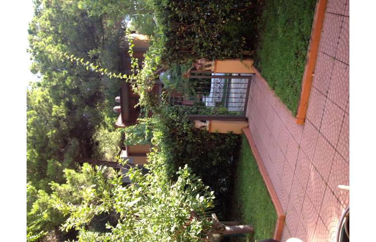 Privato vende villetta a schiera, graziosa villetta annunci ... Bagno con vetrata su giardino