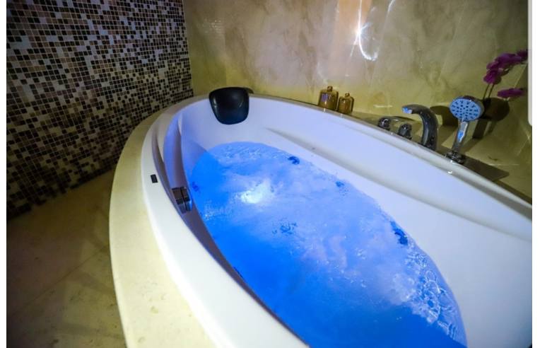 Cabina Doccia Jacuzzi Offerta.Offerte Vacanze Bed Breakfast Montesanto Luxury Suite Jacuzzi Cabina Doccia Emozionale Annunci Napoli Zona Montecalvario Rif 195890