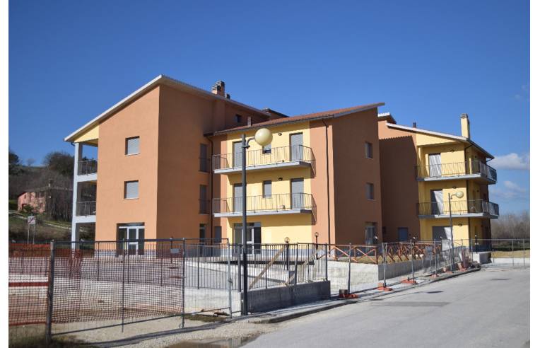 Palazzo/Stabile in vendita a Castel Ritaldi, Frazione Bruna, Via Luigi Einaudi 0