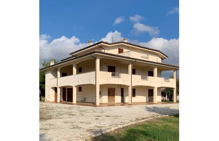 Villa in vendita a Santa Maria Nuova, Via Maccarata 21