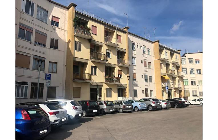 Palazzo/Stabile in affitto a Lecce, Via Luigi Pirandello 31