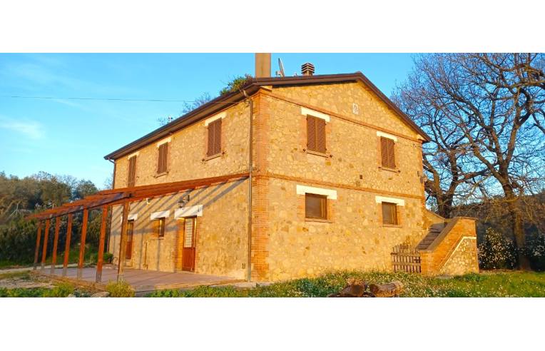 Rustico/Casale in vendita a Deruta, Frazione Castellone, Via Martiri della Resistenza 23