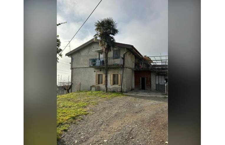 Porzione di casa in vendita a Endine Gaiano, Frazione Piangaiano