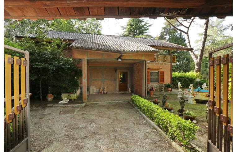 Villa in vendita a Ronciglione, Frazione Punta Del Lago, Via Rio Vicano 7