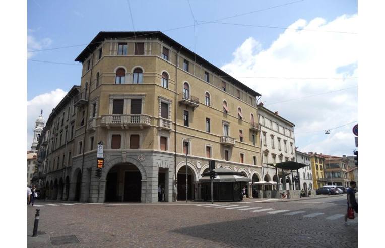 Quadrilocale in vendita da Privato a Bergamo, Zona Centro, Piazza Pontida d #finsubito richiedi mutuo fino 100%