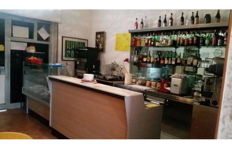 Bar in vendita a Milano, Zona Certosa