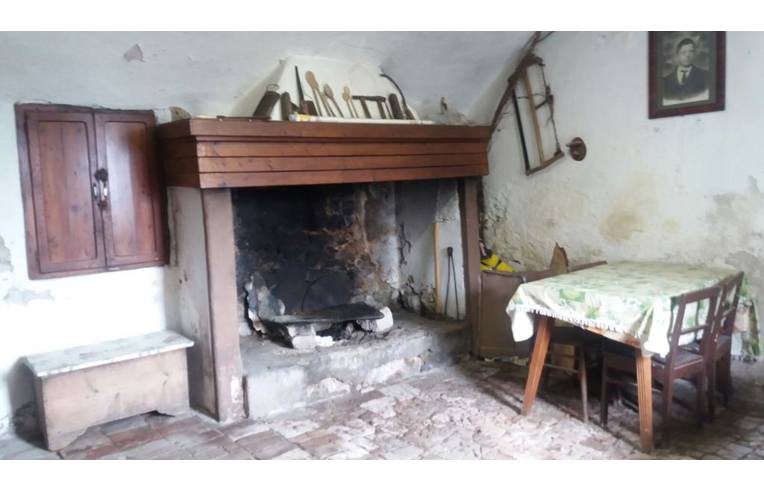 Privato Vende Rustico Casale Casa Indipendente Da Ristrutturare Annunci Santa Brigida Bergamo Rif