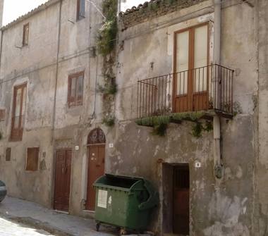 Casa indipendente in vendita a Pietraperzia (Enna)