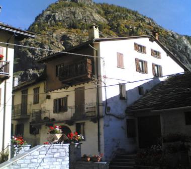 Palazzo/Stabile in vendita a Courmayeur, Frazione Entrelevie