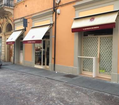 Negozio in vendita a Modena, Zona Centro Storico