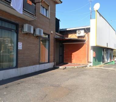 Negozio in affitto a Guidonia Montecelio, Frazione Albuccione