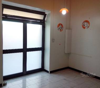 Negozio in vendita a Bari, Zona Libertà, Via Generale de Bernardis 19