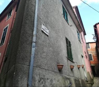 Casa indipendente in vendita a Carro, Frazione Castello