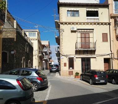 Negozio in affitto a Campofelice di Roccella (Palermo)