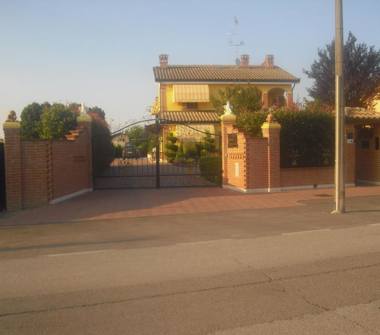 Villa in vendita a Cento, Frazione Casumaro