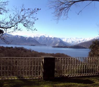 Casa indipendente in affitto a Laveno-Mombello (Varese)