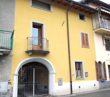 Casa indipendente in vendita a Cocquio-Trevisago (Varese)