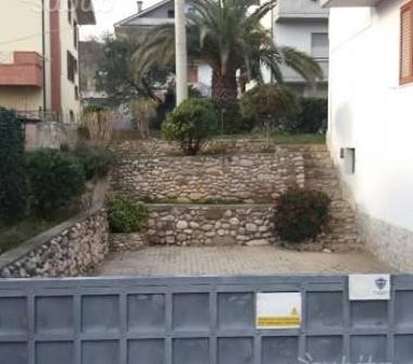 Casa indipendente in vendita a Teramo, Frazione Villa Vomano