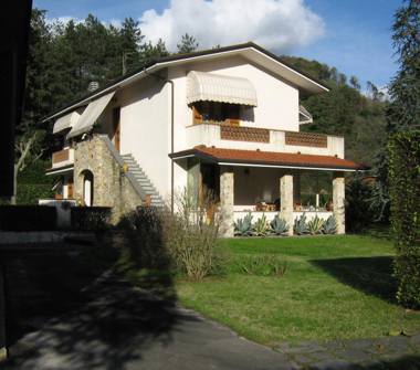Villa in vendita a Camaiore, Frazione Valpromaro