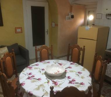 Porzione di casa in vendita a Diano Castello, Frazione Varcavello