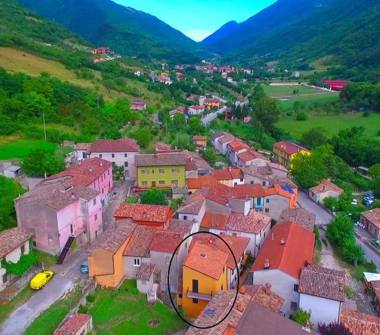 Casa indipendente in vendita a Cantiano, Frazione Fossato