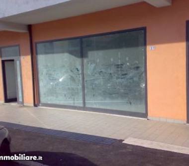 Negozio in vendita a Avezzano (L'Aquila), Via Luigi Einaudi 31