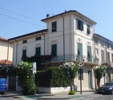 Villa in vendita a Viareggio (Lucca), Via IV Novembre 112