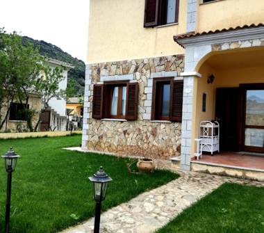 Casa indipendente in affitto a San Teodoro, Frazione Straula