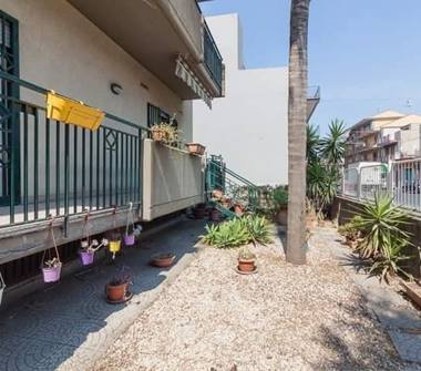 Quadrilocale in vendita a Camporotondo Etneo, Frazione Piano Tavola, Via Nazionale 35