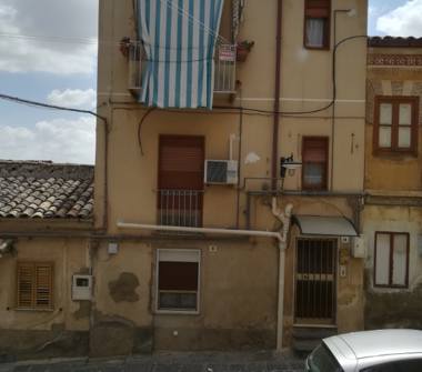 Casa indipendente in vendita a Caltanissetta, Frazione Centro città, Via Calamita 10