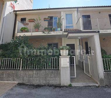 Villetta a schiera in vendita a Amandola (Fermo), Viale Cesare Battisti 139/b