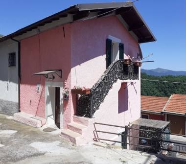 Trilocale in vendita a Aurigo, Frazione Poggilato, Via San Bernardo 3