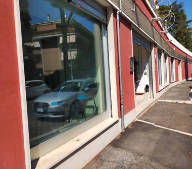 Negozio in vendita a Roma, Zona Romanina