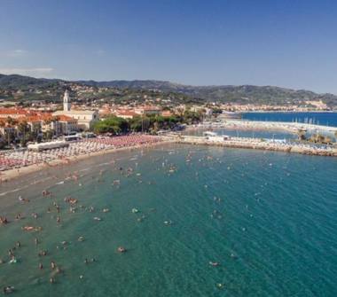 Albergo/Struttura ricettiva in vendita a Diano Marina, Frazione Diano Serreta, Piazza Martiri della Libertà 3