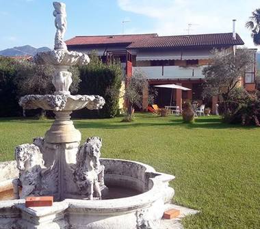 Casa indipendente in affitto a Massa, Frazione Marina Di Massa, Viale della Repubblica 134