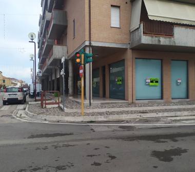 Negozio in affitto a Giulianova (Teramo), Via I. Nievo 31
