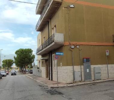 Palazzo/Stabile in vendita a Adelfia (Bari), Via Rutigliano 65