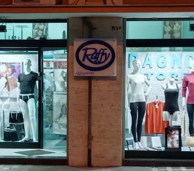 Negozio di abbigliamento in vendita a Barletta (Barletta-Andria-Trani), Via canosa 115a