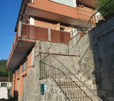 Appartamento in vendita a Vezzano Ligure, Frazione Bottagna, Via Provinciale Spezia 112