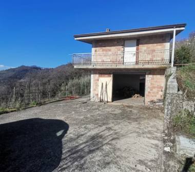 Rustico/Casale in vendita a Montano Antilia, Frazione Abatemarco, Contrada Pozzo sc