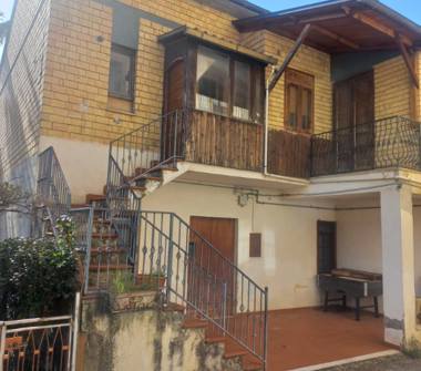 Casa indipendente in vendita a Ortona dei Marsi (L'Aquila), Viale Roma 1