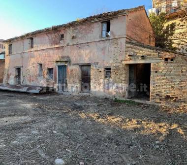 Rustico/Casale in vendita a Macerata (Macerata)