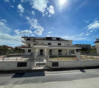 Ufficio in affitto a Minturno, Frazione Marina Di Minturno, Via Castagna 28