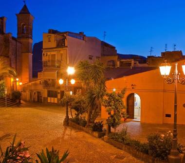 Casa indipendente in vendita a Collesano (Palermo), Piazza Plebiscito 3