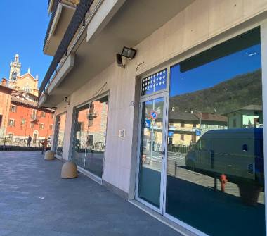 Negozio in affitto a Val Brembilla (Bergamo), Via Roma 75