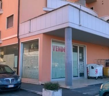 Negozio in vendita a Avezzano (L'Aquila), Via Maria Montessori 21