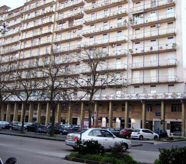 Palazzo/Stabile in vendita a Caltagirone (Catania), Piazza Vincenzo Bellini 3