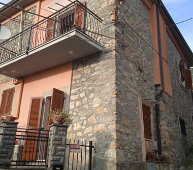 Porzione di casa in vendita a Rocchetta di Vara, Frazione Veppo, Via Eugenio Montale 1