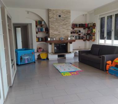 Casa indipendente in vendita a Varano Borghi (Varese), Via N. Sauro 4